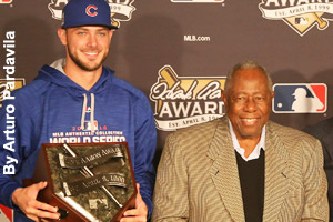 Aaron awarded Kris Bryant the Hank Aaron Award for top baseball hitters.